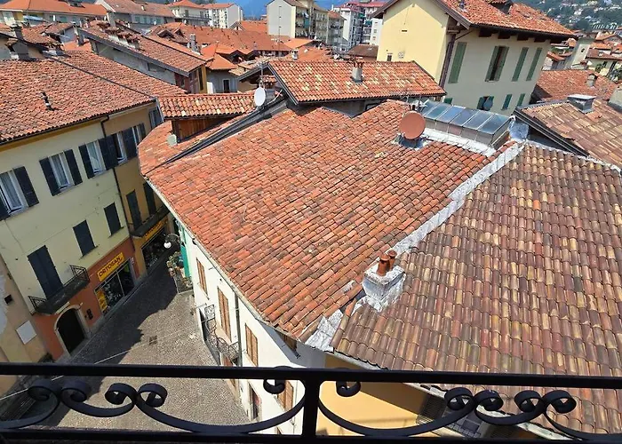 Charlotte Emozioni Vista Lago, Centro E Giri In Battello 아파트