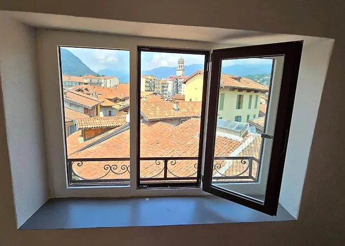 Charlotte Emozioni Vista Lago, Centro E Giri In Battello 아파트